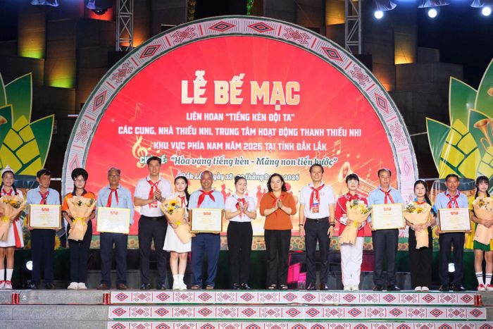 Ban Tổ chức khen thưởng các tiết mục xuất sắc tại liên hoan