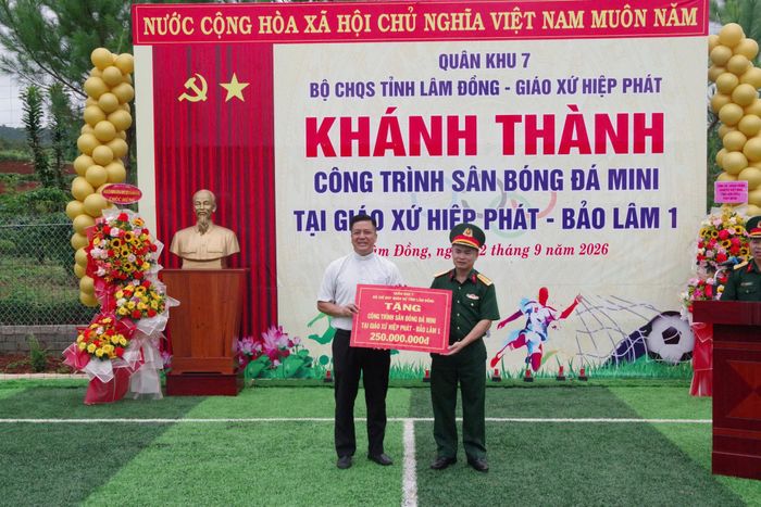 Chính ủy Bộ CHQS tỉnh trao biểu trưng hỗ trợ