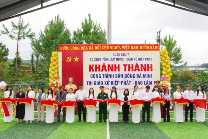 Các đại biểu cắt băng khánh thành công trình