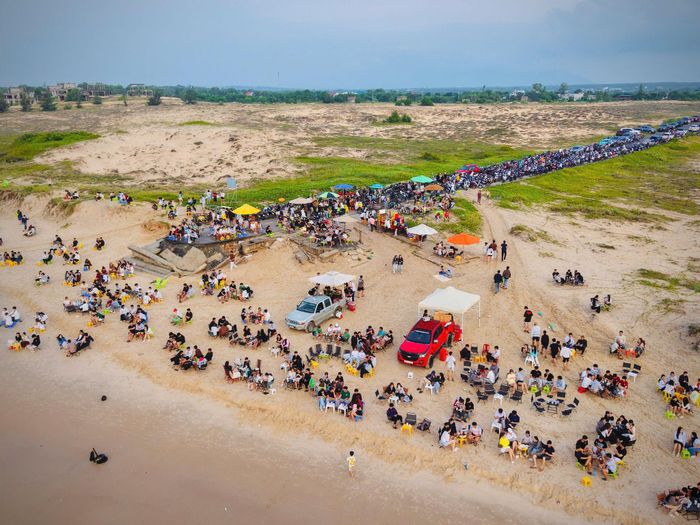 Bàu Trắng mini có bãi cát trải dài, biển êm là địa điểm mới thu hút rất đông du khách lẫn dân địa phương đến trải nghiệm