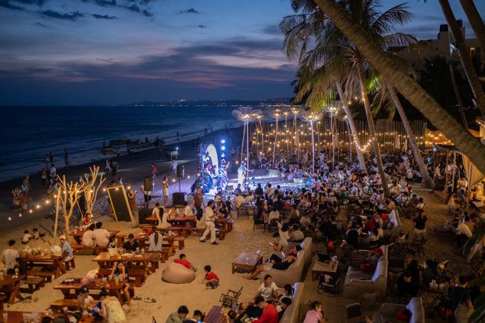 Không gian sôi động những ngày nghỉ lễ ở biển Mũi Né
