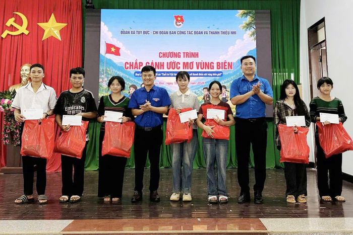 Tuổi trẻ xã Tuy Đức phối hợp các đơn vị tổ chức chương trình Chắp cánh ước mơ vùng biên tặng quà cho học sinh vượt khó học tốt trên địa bàn