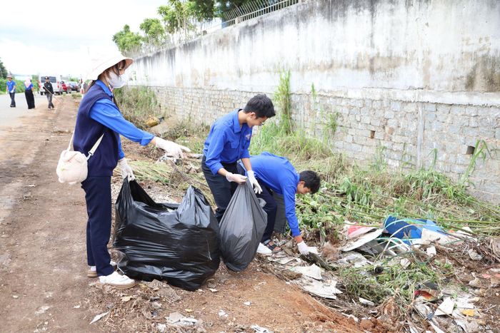 Tuổi trẻ xã Đa Kô tham gia dọn dẹp vệ sinh, xóa điểm đen môi trường