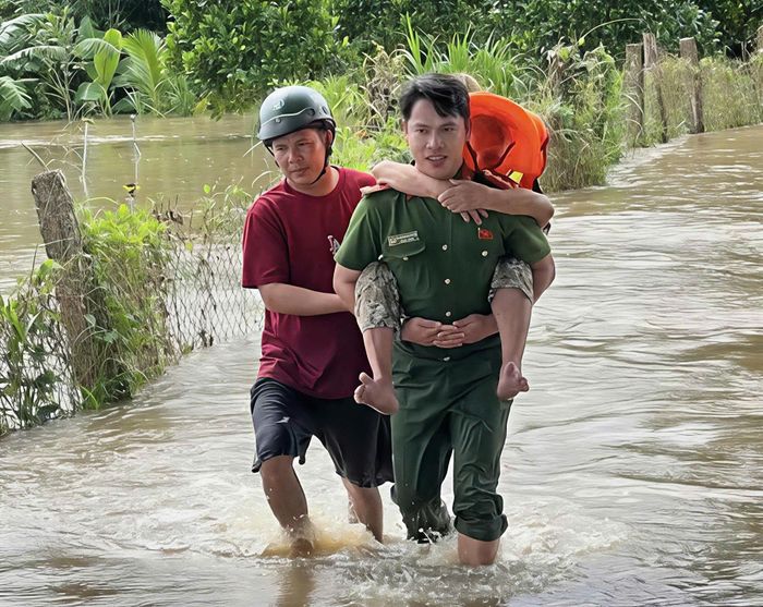 Đại úy Phạm Thanh Phước hỗ trợ người dân xã Hàm Liêm bị ảnh hưởng bởi mưa lũ