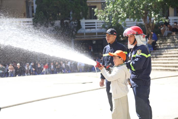 Đoàn phường Lâm Viên - Đà Lạt tổ chức chương trình “Em là chiến sĩ phòng cháy, chữa cháy” giúp thanh thiếu nhi tìm hiểu kỹ năng phòng cháy, chữa cháy, cứu nạn, cứu hộ