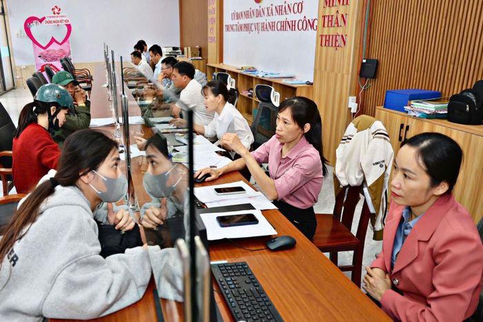 Đội ngũ cán bộ ở xã Nhân Cơ trong một buổi làm việc
