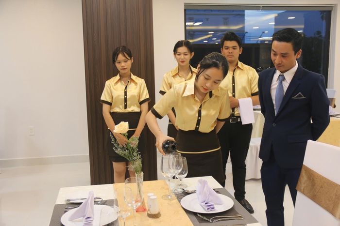Sinh viên ngành du lịch thực hành nghiệp vụ nhà hàng - khách sạn, từng bước tiệm cận tiêu chuẩn nhân lực chất lượng cao