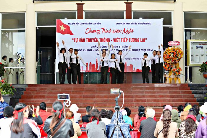 Các tiết mục văn nghệ biểu diễn chào mừng ngày 2/9 do Liên đoàn Lao động tỉnh Lâm Đồng phối hợp với Chi hội Âm nhạc và Biểu diễn Lâm Đồng tổ chức sáng 2/9