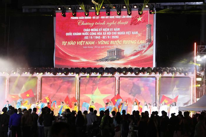 Các tiết mục nghệ thuật sôi nổi do phường Xuân Hương - Đà Lạt phối hợp với Nhà hát Nghệ thuật Lâm Đồng tổ chức tại khu Hòa Bình tối 1/9