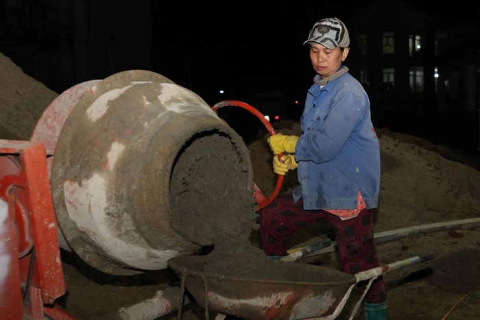 Nhiều công nhân “gác” nghỉ lễ để làm thêm với mong muốn cải thiện thu nhập