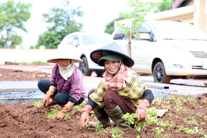 Người lao động tích cực hoàn thiện các hạng mục cuối cùng để bàn giao công trình