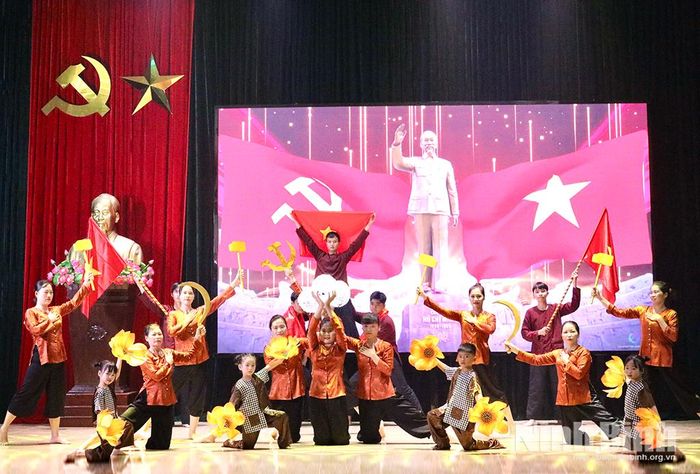 Các tiết mục nghệ thuật khơi dậy niềm tự hào dân tộc, lan tỏa khát vọng xây dựng quê hương, đất nước ngày càng phát triển.