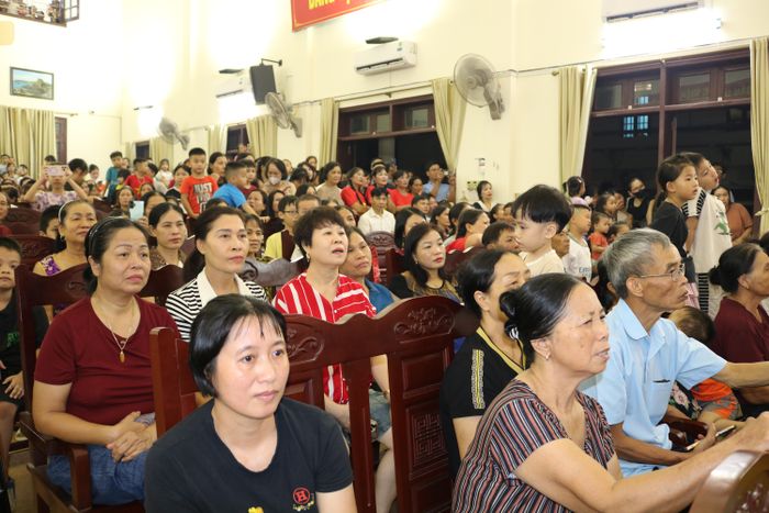 Đông đảo người dân thưởng thức hội diễn văn nghệ quần chúng.