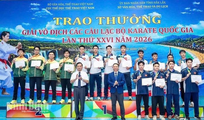 Vận động viên Giang Việt Anh, Phạm Trường Giang (thứ 1 và thứ 2 từ trái sang) và các vận động viên nhận Huy chương Vàng Kata đồng đội nam trên 18 tuổi tại Giải vô địch các Câu lạc bộ Karate quốc gia năm 2026.