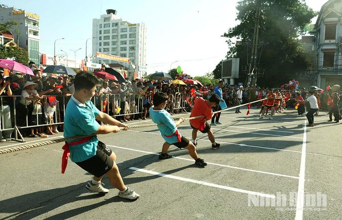 Thi đấu môn Kéo co nam.
