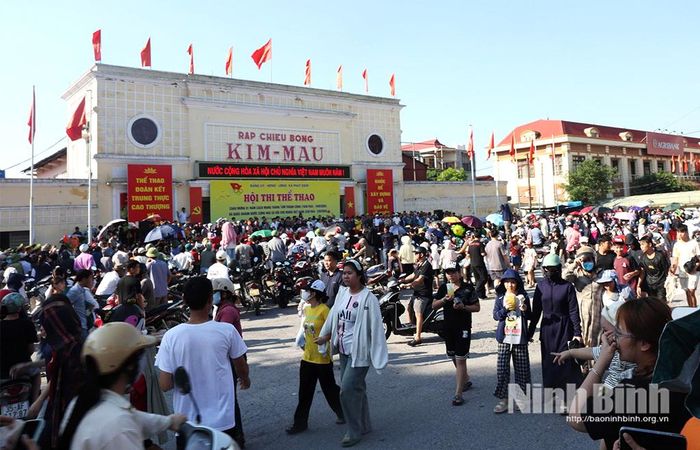 Hàng nghìn người đến xem và cổ vũ cho Hội thi.