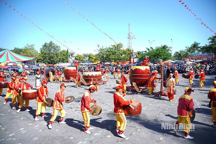 Màn biểu diễn của đội trống “cà- rùng” Đất Vượt, xã Hải Hậu.