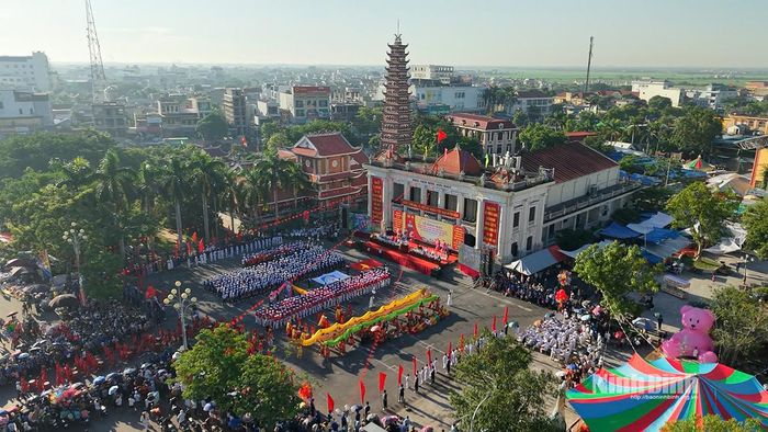 Mở đầu chương trình là màn diễu hành biểu dương lực lượng của các địa phương.