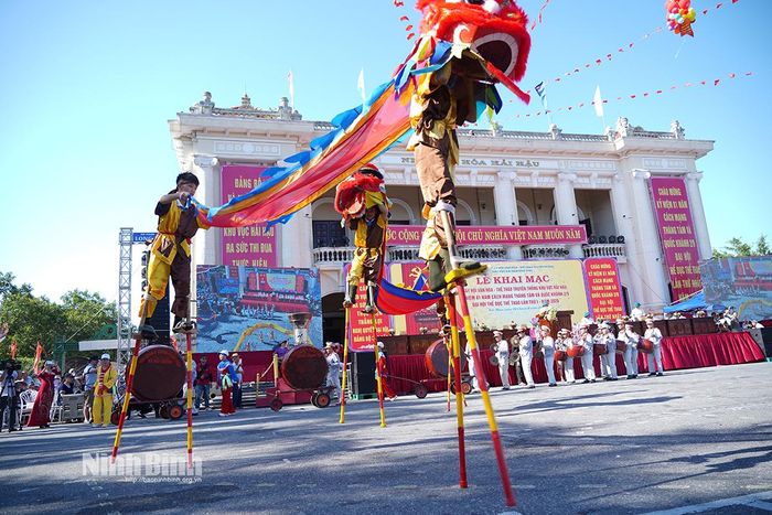 Màn biểu diễn đi cà kheo của xã Hải Xuân.