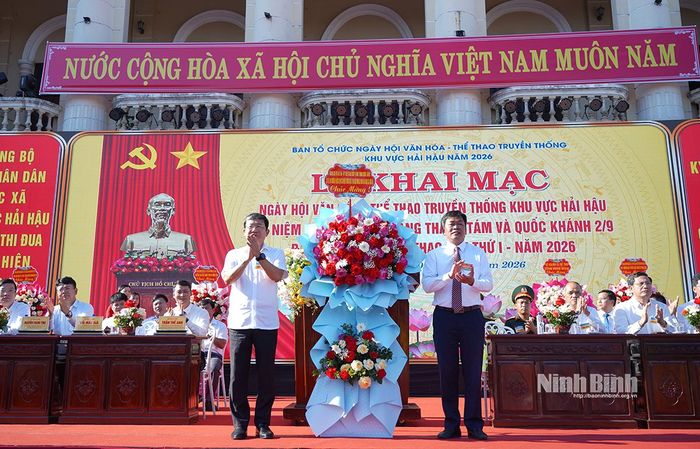 Đồng chí Vũ Hải Hà, Ủy viên Trung ương Đảng, Ủy viên Ủy ban Thường vụ Quốc hội, Phó Chủ nhiệm Thường trực Ủy ban Quốc phòng, an ninh và đối ngoại của Quốc hội tặng hoa chúc mừng Ban Tổ chức.