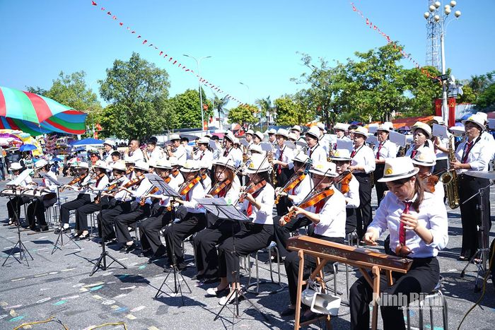 Phần biểu diễn của đoàn nhạc nhẹ Giáo xứ Giáp Nam, xã Hải Hậu.