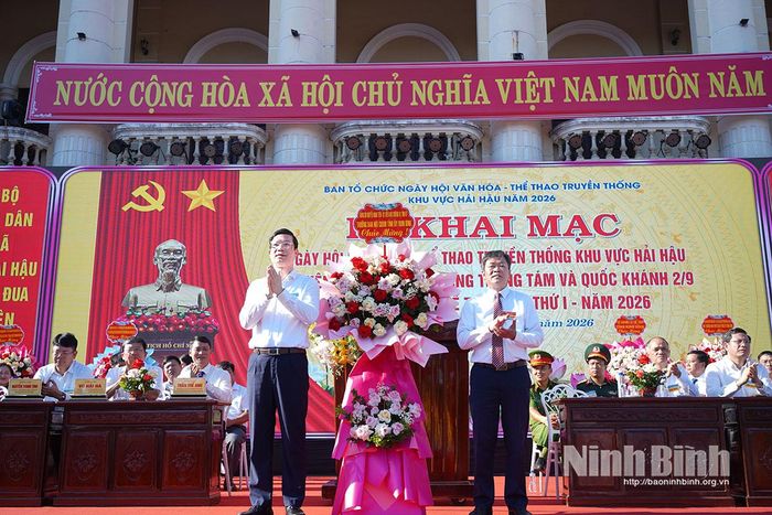 Đồng chí Nguyễn Minh Tiến, Ủy viên Ban Thường vụ Tỉnh ủy, Trưởng Ban Nội chính Tỉnh ủy tặng hoa chúc mừng Ban Tổ chức.