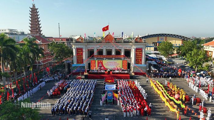 Lễ khai mạc Ngày hội Văn hóa-thể thao truyền thống khu vực Hải Hậu diễn ra trong không khí sôi nổi.