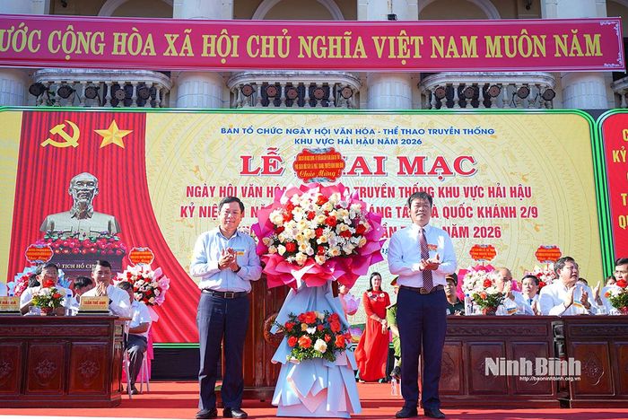 Đồng chí Bùi Ngọc Quang, Tỉnh ủy viên, Phó Giám đốc Báo và phát thanh, truyền hình Ninh Bình tặng hoa chúc mừng Ban Tổ chức.