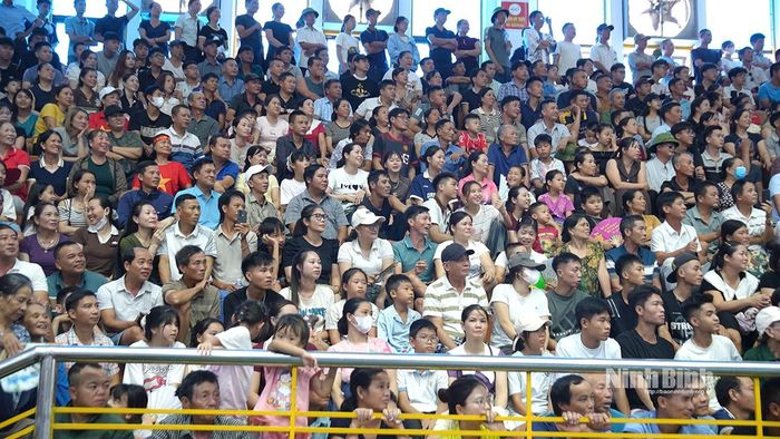Phần thi đấu các nội dung thể thao thu hút đông đảo người dân theo dõi.