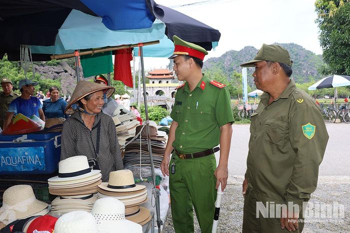 Công an phường Tây Hoa Lư cùng lực lượng an ninh cơ sở tuyên truyền, nhắc nhở các hộ kinh doanh đảm bảo hành lang ATGT.