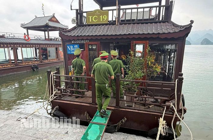 Công an phường Tam Chúc tuyên truyền, nhắc nhở, kiểm tra, giám sát đối với hoạt động giao thông đường thủy tại Khu du lịch Tam Chúc.