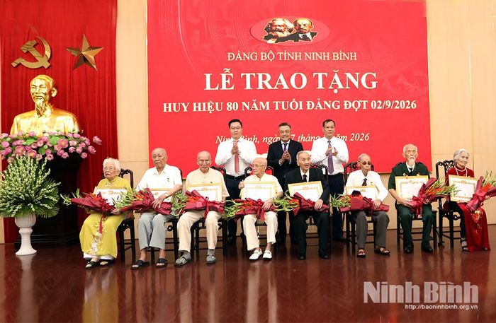 Đồng chí Trần Sỹ Thanh, Ủy viên Bộ Chính trị, Bí thư Trung ương Đảng, Chủ nhiệm Ủy ban Kiểm tra Trung ương và các đồng chí lãnh đạo tỉnh chụp ảnh lưu niệm với các đảng viên lão thành nhận Huy hiệu 80 năm tuổi Đảng. (Ảnh: Việt Thắng)