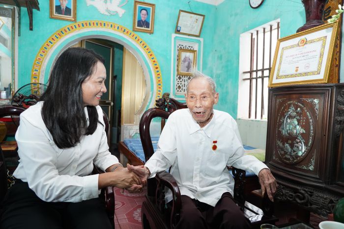 Đồng chí Trần Thị Thủy, Trưởng Ban Xây dựng Đảng phường Mỹ Lộc thăm, chúc mừng đồng chí Hà Văn Vũ vinh dự được tặng thưởng Huy hiệu 80 năm tuổi Đảng.