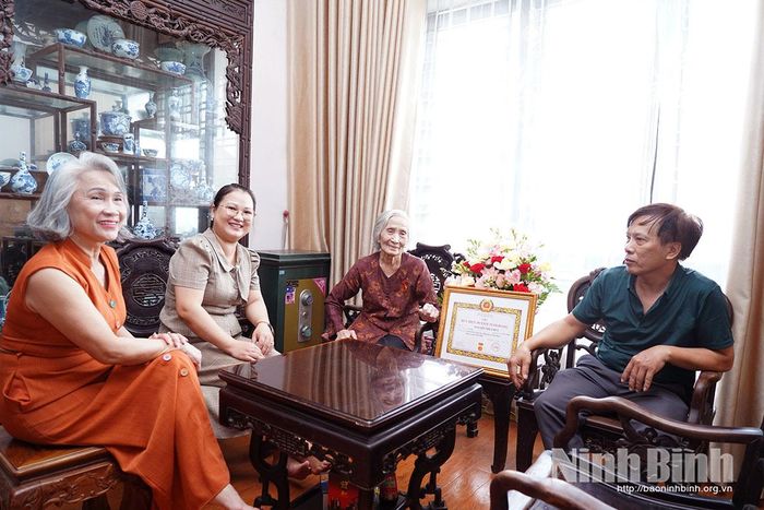 Lãnh đạo Ban Xây dựng Đảng xã Nam Xang thăm, chúc mừng đảng viên Nguyễn Thị Chủy vinh dự được trao tặng Huy hiệu 80 năm tuổi Đảng.