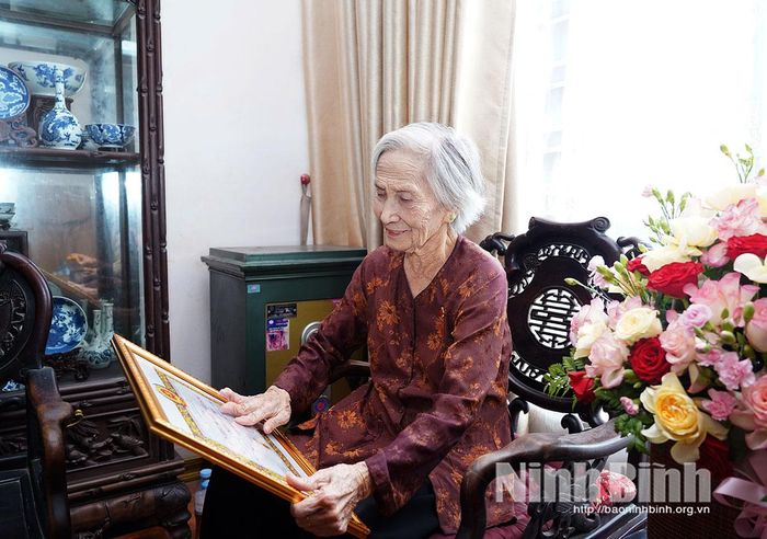 Đảng viên Nguyễn Thị Chủy, Chi bộ thôn 2 Mạc Hạ, xã Nam Xang xúc động, tự hào khi được trao tặng Huy hiệu 80 năm tuổi Đảng.