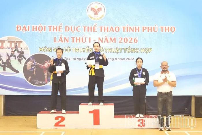 Lãnh đạo Liên đoàn Võ thuật tỉnh trao giải cho các VĐV.