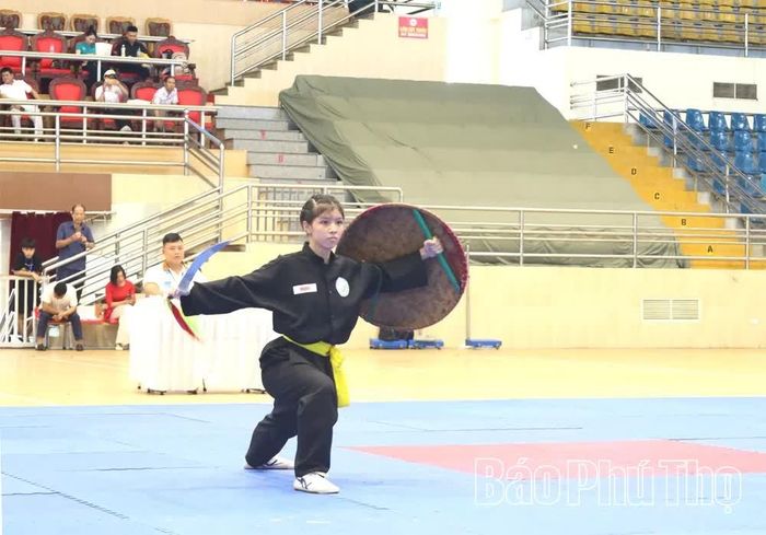 VĐV tranh tài ở nội dung quyền binh khí nữ.