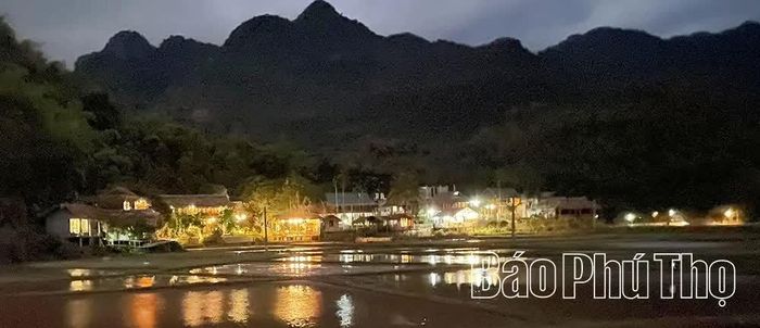 Bản du lịch Mai Châu về đêm.