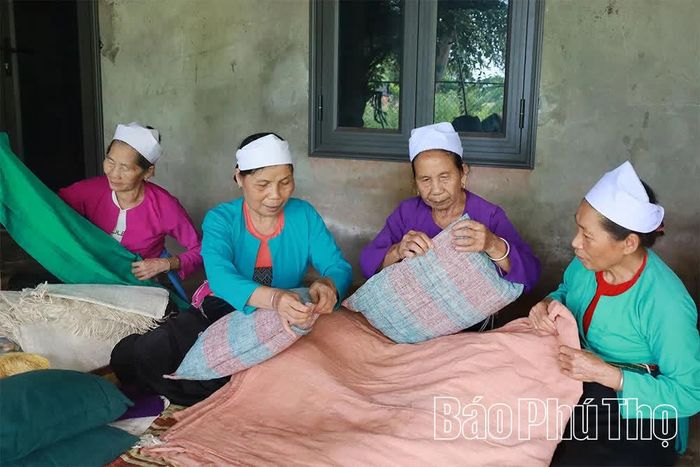 Những sản phẩm tinh xảo, giữ nét đẹp tự nhiên từ làng nghề dệt thổ cẩm truyền thống nơi đây chinh phục thị trường khách hàng là người yêu văn hóa, giới trẻ thích thời trang độc đáo và khách du lịch.