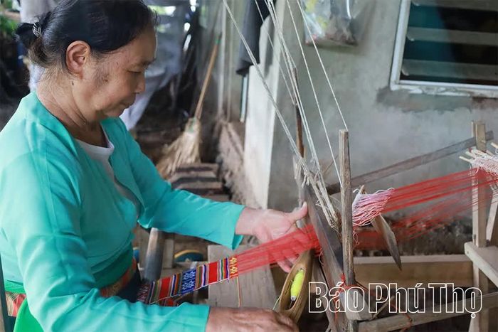 Nghề dệt truyền thống đã tạo nên những cạp váy của phụ nữ Mường thêm rực rỡ.