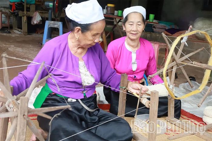 Các bà, các mẹ vẫn "nặng lòng" với việc bảo tồn tri thức bản địa, tích cực trao truyền giá trị văn hóa làng nghề cho thế hệ sau.
