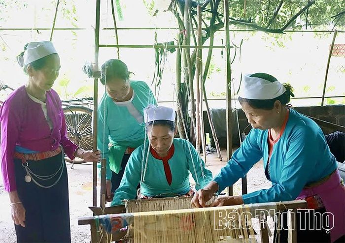 Cùng với quá trình phục dựng và phát triển, những khung cửi nơi đây đã được "đánh thức", trở thành sinh kế quan trọng của người dân.
