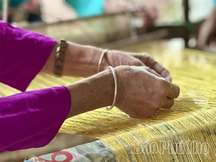 Bà con làm nghề nâng niu, chải chuốt từng sợi chỉ tơ.