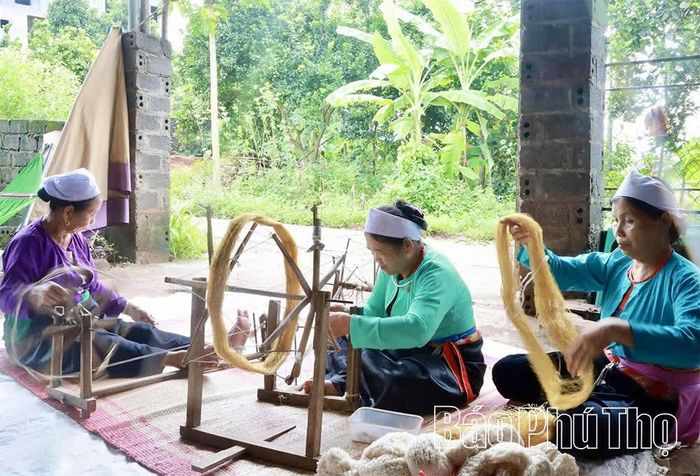 Sau công đoạn mắc vải, những người giữ nghề lại cần mẫn quay tơ suốt nhiều giờ.