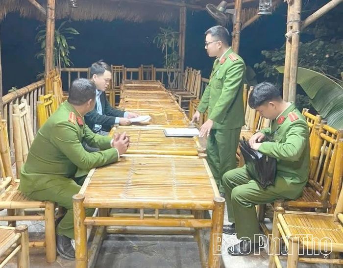 Công an xã Tân Mai kiểm tra việc chấp hành các quy định về lưu trú, góp phần bảo đảm an ninh, an toàn cho du khách.