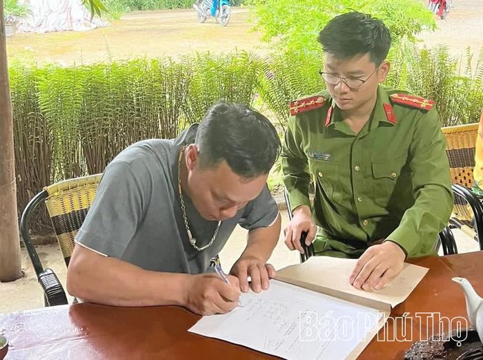 Công an xã Tân Mai tuyên truyền, yêu cầu chủ phương tiện đường thủy ký cam kết chấp hành các quy định về bảo đảm an toàn khi phục vụ du khách.