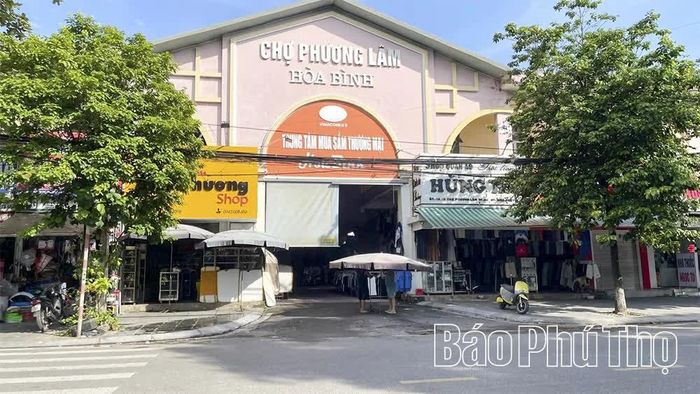 Chợ Phương Lâm nằm ven sông Đà, xưa kia chứng kiến khí thế sục sôi của phong trào cách mạng với của những "tổ thương nhân cứu quốc", "thanh niên cứu quốc", "phụ nữ cứu quốc" hoạt động tại khu vực Hòa Bình.