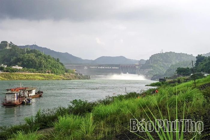 Dòng sông Đà, nơi ghi dấu lá cờ đỏ sao vàng lần đầu tiên hiên ngang tung bay trong gió trước ngày khởi nghĩa giành chính quyền cách đây 81 năm.