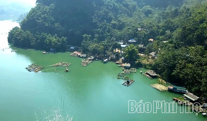 Khung cảnh bình yên của hồ Hòa Bình là một trong những điểm nhấn thu hút du khách đến với Phú Thọ.