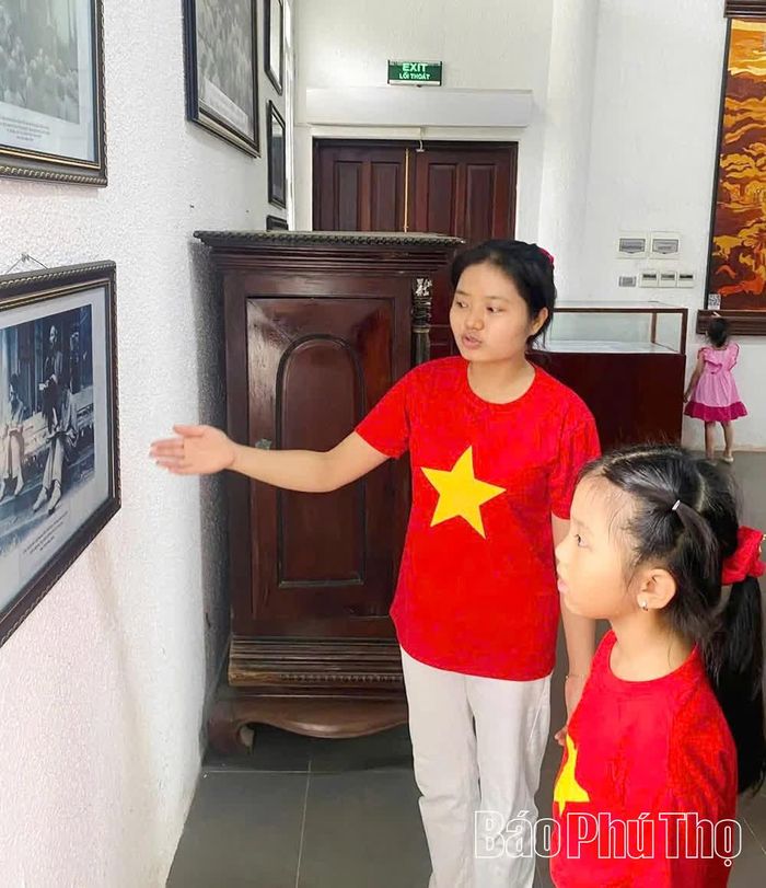 Các em nhỏ tìm hiểu về lịch sử dân tộc tại Bảo tàng Hùng Vương (khu di tích lịch sử Đền Hùng).